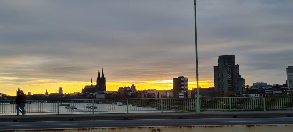 Blick bei Sonnenuntergang auf das Kunibertsveedel von der Zoobrücke aus