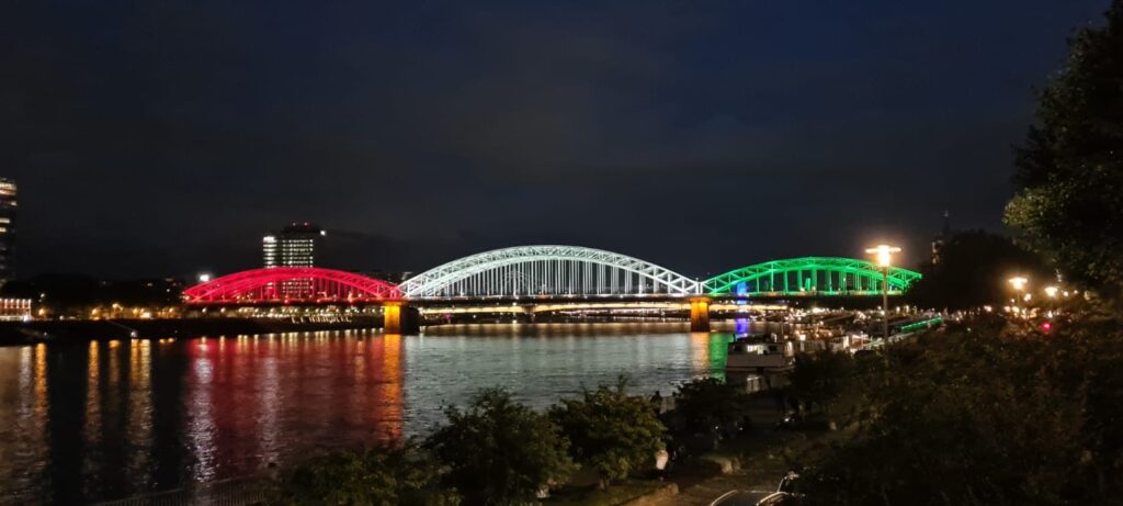Blick auf die italienische Hohenzollernbrücke in Köln. Illuminiert